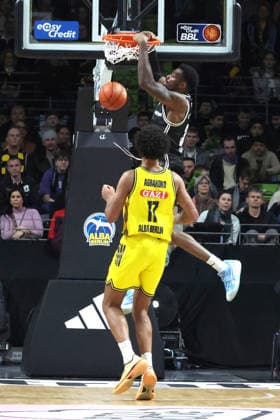 DEU, easyCredit BBL, ALBA vs. BMA365 Bamberg Baskets, 25.01.2026, Max-Schmeling-Halle, Berlin, DEU, easyCredit BBL, ALBA vs. BMA365 Bamberg Baskets, im Bild dunking von Ejifor Onu (Bamberg 35), Norris Agbakoko (ALBA Berlin 17)