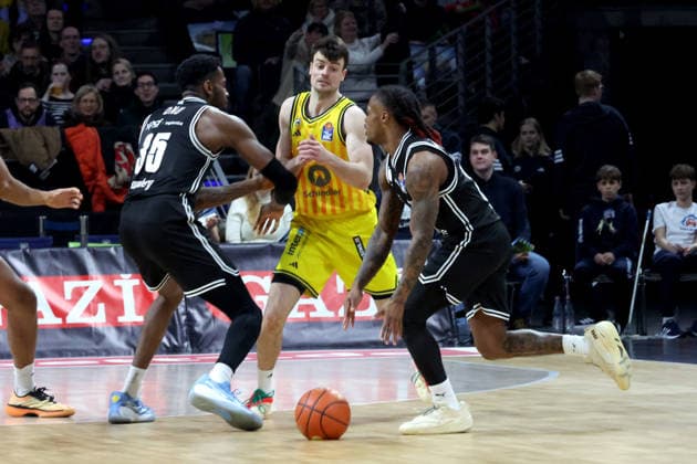 DEU, easyCredit BBL, ALBA vs. BMA365 Bamberg Baskets, 25.01.2026, Max-Schmeling-Halle, Berlin, DEU, easyCredit BBL, ALBA vs. BMA365 Bamberg Baskets, im Bild JONAS MATTISSECK (ALBA Berlin 9), Ejifor Onu (Bamberg 35), Cobe Williams (Bamberg 24)