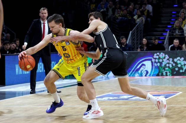 DEU, easyCredit BBL, ALBA vs. BMA365 Bamberg Baskets, 25.01.2026, Max-Schmeling-Halle, Berlin, DEU, easyCredit BBL, ALBA vs. BMA365 Bamberg Baskets, im Bild Martin Hermannsson (ALBA Berlin 15), Richard Balint (Bamberg 11)