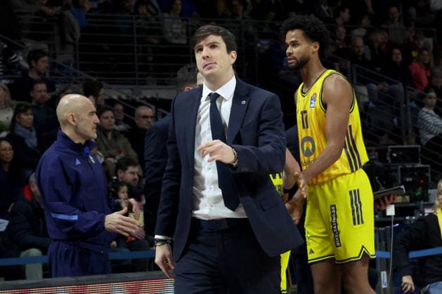 DEU, easyCredit BBL, ALBA vs. BMA365 Bamberg Baskets, 25.01.2026, Max-Schmeling-Halle, Berlin, DEU, easyCredit BBL, ALBA vs. BMA365 Bamberg Baskets, im Bild CHEFTRAINER Pedro Calles (ALBA Berlin), Norris Agbakoko (ALBA Berlin 17)