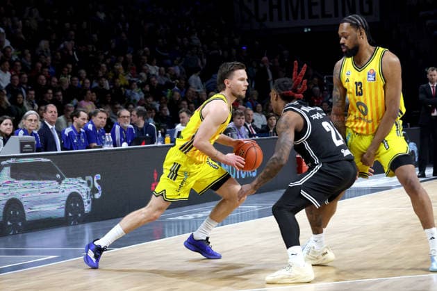 DEU, easyCredit BBL, ALBA vs. BMA365 Bamberg Baskets, 25.01.2026, Max-Schmeling-Halle, Berlin, DEU, easyCredit BBL, ALBA vs. BMA365 Bamberg Baskets, im Bild Martin Hermannsson (ALBA Berlin 15), J Wan Roberts (ALBA Berlin 13), Cobe Williams (Bamberg 24)