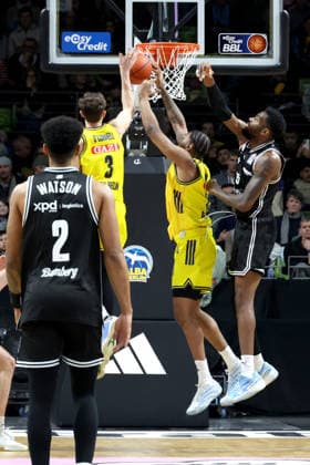 DEU, easyCredit BBL, ALBA vs. BMA365 Bamberg Baskets, 25.01.2026, Max-Schmeling-Halle, Berlin, DEU, easyCredit BBL, ALBA vs. BMA365 Bamberg Baskets, im Bild Alex OÕConnell (ALBA Berlin 3), J Wan Roberts (ALBA Berlin 13), Ejifor Onu (Bamberg 35)