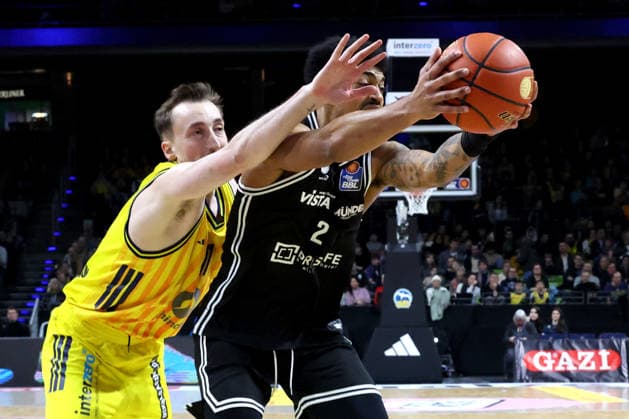 DEU, easyCredit BBL, ALBA vs. BMA365 Bamberg Baskets, 25.01.2026, Max-Schmeling-Halle, Berlin, DEU, easyCredit BBL, ALBA vs. BMA365 Bamberg Baskets, im Bild Moses Wood (ALBA Berlin 11), Ibrahim Watson-Boye (Bamberg 2)
