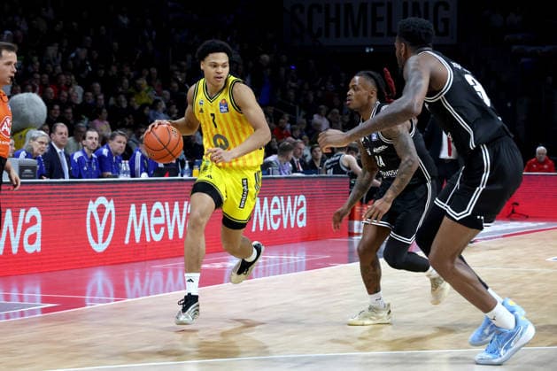 DEU, easyCredit BBL, ALBA vs. BMA365 Bamberg Baskets, 25.01.2026, Max-Schmeling-Halle, Berlin, DEU, easyCredit BBL, ALBA vs. BMA365 Bamberg Baskets, im Bild Jack Kayil( ALBA Berlin 7), Cobe Williams (Bamberg 24), Ejifor Onu (Bamberg 35)