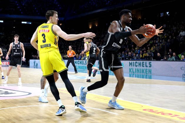 DEU, easyCredit BBL, ALBA vs. BMA365 Bamberg Baskets, 25.01.2026, Max-Schmeling-Halle, Berlin, DEU, easyCredit BBL, ALBA vs. BMA365 Bamberg Baskets, im Bild Alex OÕConnell (ALBA Berlin 3), Ejifor Onu (Bamberg 35)