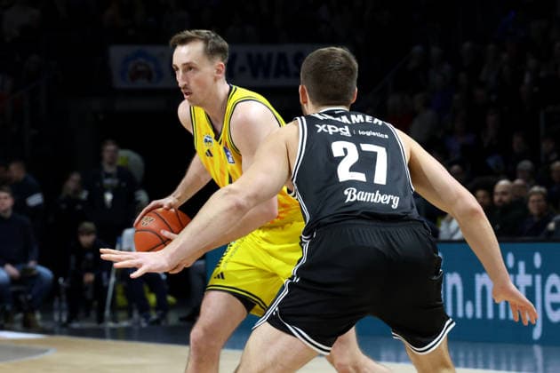 DEU, easyCredit BBL, ALBA vs. BMA365 Bamberg Baskets, 25.01.2026, Max-Schmeling-Halle, Berlin, DEU, easyCredit BBL, ALBA vs. BMA365 Bamberg Baskets, im Bild Moses Wood (ALBA Berlin 11), Moritz Krimmer (Bamberg 27)