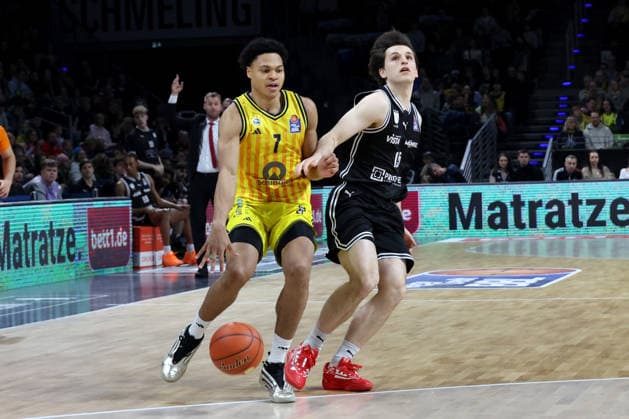 DEU, easyCredit BBL, ALBA vs. BMA365 Bamberg Baskets, 25.01.2026, Max-Schmeling-Halle, Berlin, DEU, easyCredit BBL, ALBA vs. BMA365 Bamberg Baskets, im Bild Jack Kayil( ALBA Berlin 7), Adrian Petkovic (Bamberg 15)