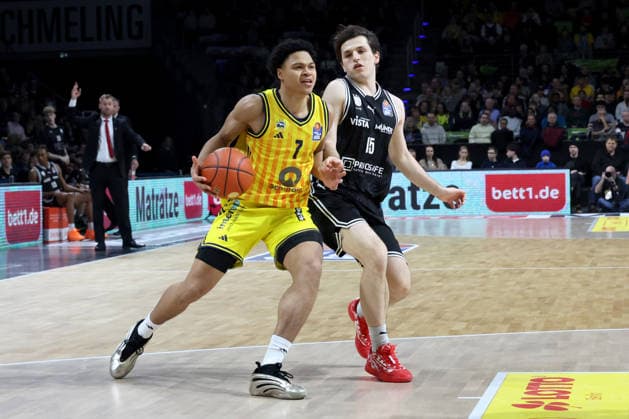 DEU, easyCredit BBL, ALBA vs. BMA365 Bamberg Baskets, 25.01.2026, Max-Schmeling-Halle, Berlin, DEU, easyCredit BBL, ALBA vs. BMA365 Bamberg Baskets, im Bild Jack Kayil( ALBA Berlin 7), Adrian Petkovic (Bamberg 15)