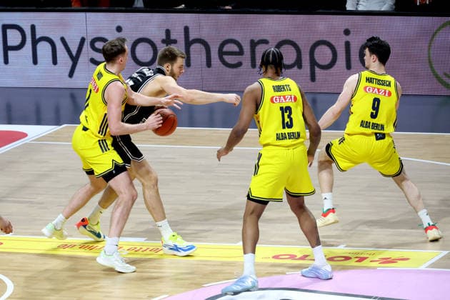 DEU, easyCredit BBL, ALBA vs. BMA365 Bamberg Baskets, 25.01.2026, Max-Schmeling-Halle, Berlin, DEU, easyCredit BBL, ALBA vs. BMA365 Bamberg Baskets, im Bild Moses Wood (ALBA Berlin 11), J Wan Roberts (ALBA Berlin 13), JONAS MATTISSECK (ALBA Berlin 9), Moritz Krimmer (Bamberg 27)