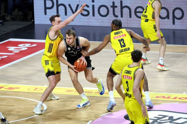 DEU, easyCredit BBL, ALBA vs. BMA365 Bamberg Baskets, 25.01.2026, Max-Schmeling-Halle, Berlin, DEU, easyCredit BBL, ALBA vs. BMA365 Bamberg Baskets, im Bild Moses Wood (ALBA Berlin 11), J Wan Roberts (ALBA Berlin 13), Moritz Krimmer (Bamberg 27)