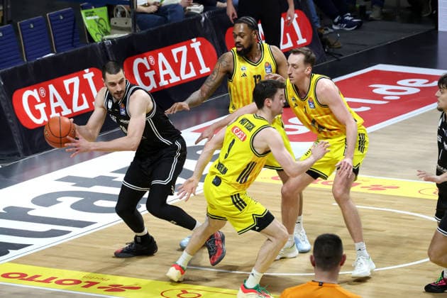 DEU, easyCredit BBL, ALBA vs. BMA365 Bamberg Baskets, 25.01.2026, Max-Schmeling-Halle, Berlin, DEU, easyCredit BBL, ALBA vs. BMA365 Bamberg Baskets, im Bild J Wan Roberts (ALBA Berlin 13), JONAS MATTISSECK (ALBA Berlin 9), Moses Wood (ALBA Berlin 11), Daniel Keppeler (Bamberg 31)