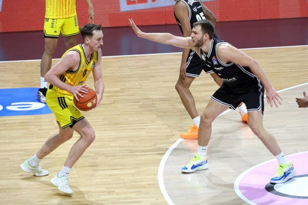 DEU, easyCredit BBL, ALBA vs. BMA365 Bamberg Baskets, 25.01.2026, Max-Schmeling-Halle, Berlin, DEU, easyCredit BBL, ALBA vs. BMA365 Bamberg Baskets, im Bild Moses Wood (ALBA Berlin 11), Moritz Krimmer (Bamberg 27)