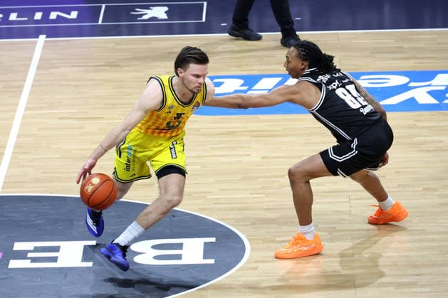 DEU, easyCredit BBL, ALBA vs. BMA365 Bamberg Baskets, 25.01.2026, Max-Schmeling-Halle, Berlin, DEU, easyCredit BBL, ALBA vs. BMA365 Bamberg Baskets, im Bild Martin Hermannsson (ALBA Berlin 15), Austin Crowley (Bamberg 85)