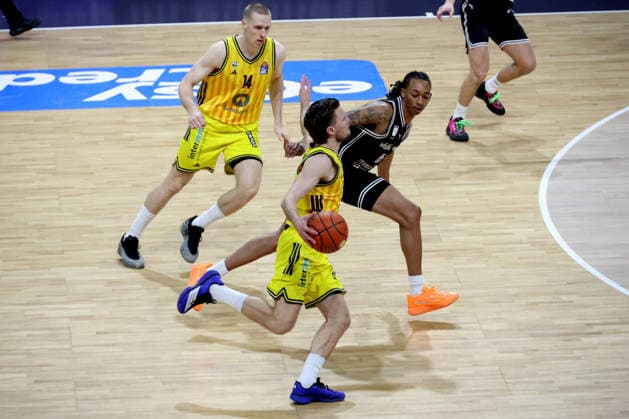 DEU, easyCredit BBL, ALBA vs. BMA365 Bamberg Baskets, 25.01.2026, Max-Schmeling-Halle, Berlin, DEU, easyCredit BBL, ALBA vs. BMA365 Bamberg Baskets, im Bild Martin Hermannsson (ALBA Berlin 15), Martynas Echodas (ALBA Berlin 14), Austin Crowley (Bamberg 85)