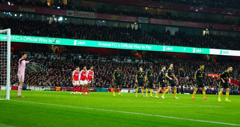 Teams in formation for an Arsenal free kick Arsenal v Manchester United, ManU Premier League, Football, Emirates Stadium, London, UK - 25 Jan 2026London Emirates Stadium United Kingdom EDITORIAL USE ONLY No use with unauthorised audio, video, data, fixture lists, club league logos or live services. Online in-match use limited to 120 images, no video emulation. No use in betting, games or single club league player publications. Copyright: xJavierxGarcia Shutterstockx 16426081x