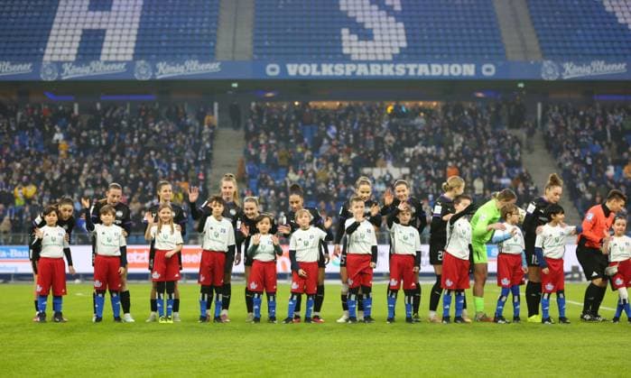 25.01.2026, xcex, GER, Hamburg, Volksparkstadion, Frauenfussball, 1. Bundesliga, DIE LIGA, Google Pixel Frauen-Bundesliga, Saison 2025 2026, Spieltag 15, HSV, SGS, Hamburger SV Frauen - SGS Essen, Startelf SGS Essen, Einlaufen, Startformation DFL regulations prohibit any use of photographs as image sequences and or quasi-video