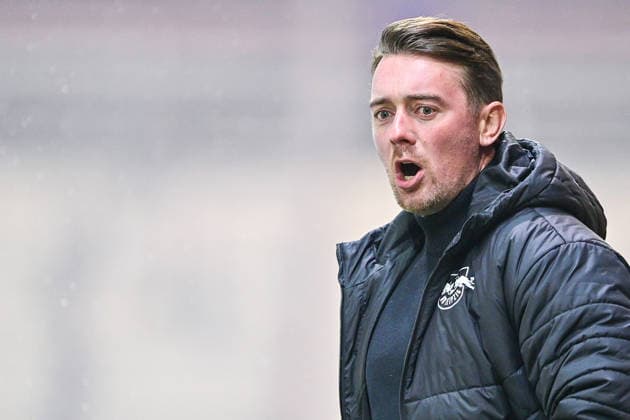 Cheftrainer Jonas Stephan (RB Leipzig) gibt Anweisungen, gestikuliert, mit den Armen gestikulieren, gives instructions, gesticulate, Einzelbild, Aktion, Action, 25.01.2026, München (Deutschland), Fussball, Google Pixel Frauen-Bundesliga, FC Bayern München - RB Leipzig, DFB DFL REGULATIONS PROHIBIT ANY USE OF PHOTOGRAPHS AS IMAGE SEQUENCES AND OR QUASI-VIDEO.