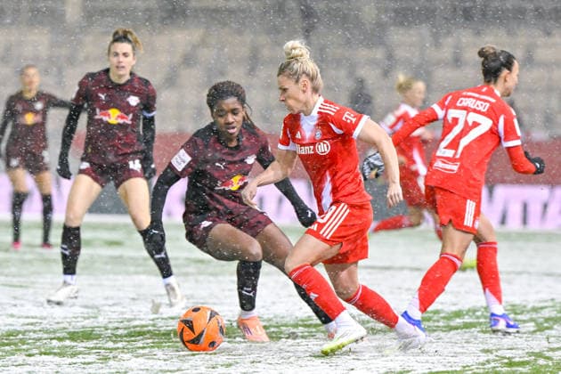 v.li.: Delics Boboy (RB Leipzig, 17) Linda DALLMANN (FC Bayern Muenchen, FCB, 10) im Zweikampf, Duell, duel, tackle, Dynamik, Action, Aktion, 25.01.2026, München (Deutschland), Fussball, Google Pixel Frauen-Bundesliga, FC Bayern München - RB Leipzig, DFB DFL REGULATIONS PROHIBIT ANY USE OF PHOTOGRAPHS AS IMAGE SEQUENCES AND OR QUASI-VIDEO.