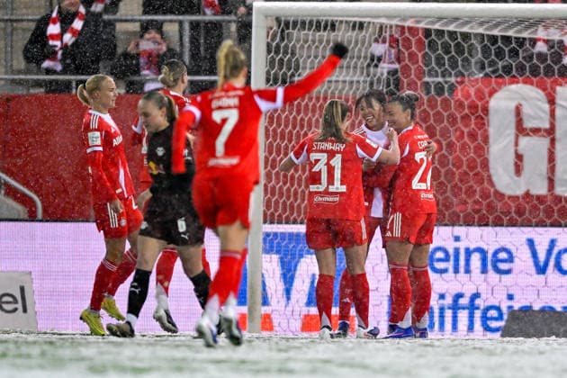Spielerinnen des FC Bayern mit Torjubel, Jubel, Torjubel, Torerfolg, celebrate the goal, goal, celebration, Jubel ueber das Tor zum 1:0 durch Momoko TANAKINAWA (FC Bayern Muenchen, FCB, 18) (2.v.re.), optimistisch, Action, Aktion, 25.01.2026, München (Deutschland), Fussball, Google Pixel Frauen-Bundesliga, FC Bayern München - RB Leipzig, DFB DFL REGULATIONS PROHIBIT ANY USE OF PHOTOGRAPHS AS IMAGE SEQUENCES AND OR QUASI-VIDEO.