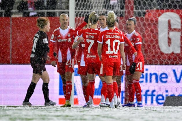 Spielerinnen des FC Bayern mit Torjubel, Jubel, Torjubel, Torerfolg, celebrate the goal, goal, celebration, Jubel ueber das Tor zum 1:0 durch Momoko TANAKINAWA (FC Bayern Muenchen, FCB, 18) (verdeckt), optimistisch, Action, Aktion, 25.01.2026, München (Deutschland), Fussball, Google Pixel Frauen-Bundesliga, FC Bayern München - RB Leipzig, DFB DFL REGULATIONS PROHIBIT ANY USE OF PHOTOGRAPHS AS IMAGE SEQUENCES AND OR QUASI-VIDEO.