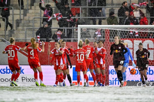 Spielerinnen des FC Bayern mit Torjubel, Jubel, Torjubel, Torerfolg, celebrate the goal, goal, celebration, Jubel ueber das Tor zum 1:0 durch Momoko TANAKINAWA (FC Bayern Muenchen, FCB, 18) (1.v.re.), optimistisch, Action, Aktion, 25.01.2026, München (Deutschland), Fussball, Google Pixel Frauen-Bundesliga, FC Bayern München - RB Leipzig, DFB DFL REGULATIONS PROHIBIT ANY USE OF PHOTOGRAPHS AS IMAGE SEQUENCES AND OR QUASI-VIDEO.