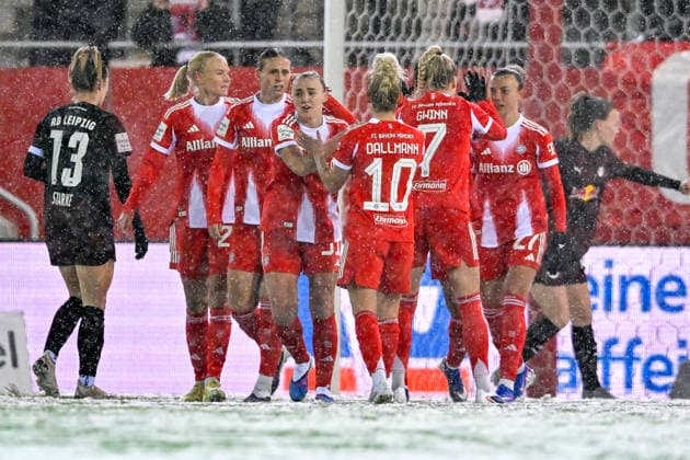 Spielerinnen des FC Bayern mit Torjubel, Jubel, Torjubel, Torerfolg, celebrate the goal, goal, celebration, Jubel ueber das Tor zum 1:0 durch Momoko TANAKINAWA (FC Bayern Muenchen, FCB, 18) (verdeckt), optimistisch, Action, Aktion, 25.01.2026, München (Deutschland), Fussball, Google Pixel Frauen-Bundesliga, FC Bayern München - RB Leipzig, DFB DFL REGULATIONS PROHIBIT ANY USE OF PHOTOGRAPHS AS IMAGE SEQUENCES AND OR QUASI-VIDEO.
