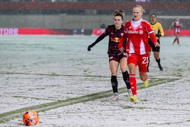 Pernille Harder (FC Bayern Muenchen Frauen, 21) verfolgt von Sandra Starke (RB Leipzig, 13) GER, FC Bayern Muenchen Frauen vs. RB Leipzig, Fussball, Google Pixel Frauen-Bundesliga, 15. Spieltag, Saison 2025 2026, 25.01.2026. (DFL DFB REGULATIONS PROHIBIT ANY USE OF PHOTOGRAPHS as IMAGE SEQUENCES and or QUASI-VIDEO). GER, FC Bayern Muenchen Frauen vs. RB Leipzig, Fussball, Google Pixel Frauen-Bundesliga, 15. Spieltag, Saison 2025 2026, 25.01.2026. Muenchen Copyright: xEibner-Pressefoto HeikexFeinerx EP_HFR