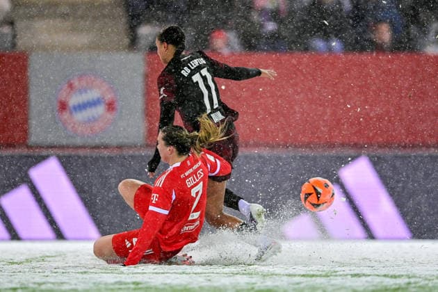 v.li.: Vanessa GILLES (FC Bayern Muenchen, FCB, 2) Lisa Baum (RB Leipzig, 11) im Zweikampf, Duell, duel, tackle, Dynamik, Action, Aktion, 25.01.2026, München (Deutschland), Fussball, Google Pixel Frauen-Bundesliga, FC Bayern München - RB Leipzig, DFB DFL REGULATIONS PROHIBIT ANY USE OF PHOTOGRAPHS AS IMAGE SEQUENCES AND OR QUASI-VIDEO.