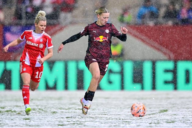 v.li.: Linda DALLMANN (FC Bayern Muenchen, FCB, 10) Marlene Mueller (RB Leipzig, 27) im Zweikampf, Duell, duel, tackle, Dynamik, Action, Aktion, 25.01.2026, München (Deutschland), Fussball, Google Pixel Frauen-Bundesliga, FC Bayern München - RB Leipzig, DFB DFL REGULATIONS PROHIBIT ANY USE OF PHOTOGRAPHS AS IMAGE SEQUENCES AND OR QUASI-VIDEO.