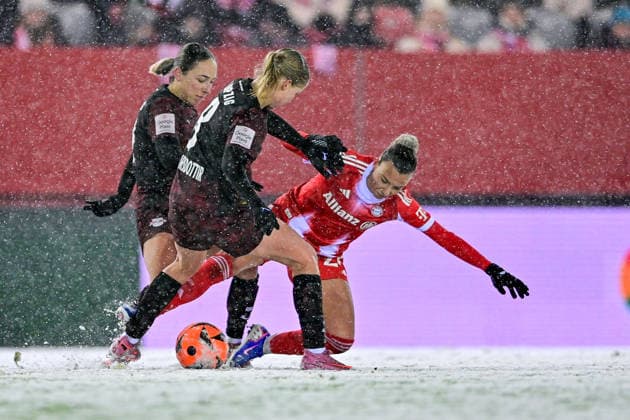 v.li.: Gina Chmielenski (RB Leipzig, 10) Emilia Kiaer Asgeirsdottir (RB Leipzig, 8) Arianna CARUSO (FC Bayern Muenchen, FCB, 27) im Zweikampf, Duell, duel, tackle, Dynamik, Action, Aktion, 25.01.2026, München (Deutschland), Fussball, Google Pixel Frauen-Bundesliga, FC Bayern München - RB Leipzig, DFB DFL REGULATIONS PROHIBIT ANY USE OF PHOTOGRAPHS AS IMAGE SEQUENCES AND OR QUASI-VIDEO.