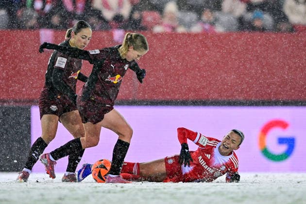 v.li.: Gina Chmielenski (RB Leipzig, 10) Emilia Kiaer Asgeirsdottir (RB Leipzig, 8) Arianna CARUSO (FC Bayern Muenchen, FCB, 27) im Zweikampf, Duell, duel, tackle, Dynamik, Action, Aktion, 25.01.2026, München (Deutschland), Fussball, Google Pixel Frauen-Bundesliga, FC Bayern München - RB Leipzig, DFB DFL REGULATIONS PROHIBIT ANY USE OF PHOTOGRAPHS AS IMAGE SEQUENCES AND OR QUASI-VIDEO.