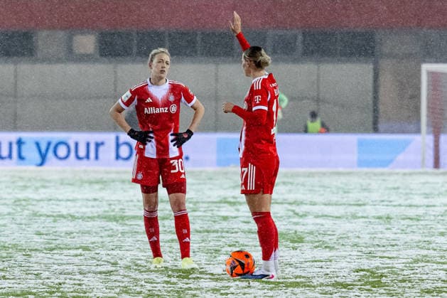 Carolin Simon (FC Bayern Muenchen Frauen, 30) in Diskussion mit Klara Buehl (FC Bayern Muenchen Frauen, 17) vor der Ausfuehrung eines Freistosses GER, FC Bayern Muenchen Frauen vs. RB Leipzig, Fussball, Google Pixel Frauen-Bundesliga, 15. Spieltag, Saison 2025 2026, 25.01.2026. (DFL DFB REGULATIONS PROHIBIT ANY USE OF PHOTOGRAPHS as IMAGE SEQUENCES and or QUASI-VIDEO). GER, FC Bayern Muenchen Frauen vs. RB Leipzig, Fussball, Google Pixel Frauen-Bundesliga, 15. Spieltag, Saison 2025 2026, 25.01.2026. Muenchen Copyright: xEibner-Pressefoto HeikexFeinerx EP_HFR