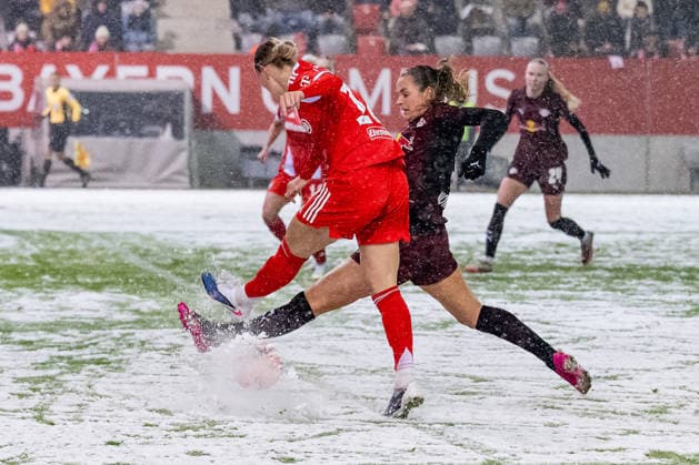 Kampf um den Ball Zweikampf zwischen Klara Buehl (FC Bayern Muenchen Frauen, 17) und Andrea Norheim (RB Leipzig, 3), der Ball bleibt hierbei im Schnee auf dem Rasen haengen GER, FC Bayern Muenchen Frauen vs. RB Leipzig, Fussball, Google Pixel Frauen-Bundesliga, 15. Spieltag, Saison 2025 2026, 25.01.2026. (DFL DFB REGULATIONS PROHIBIT ANY USE OF PHOTOGRAPHS as IMAGE SEQUENCES and or QUASI-VIDEO). GER, FC Bayern Muenchen Frauen vs. RB Leipzig, Fussball, Google Pixel Frauen-Bundesliga, 15. Spieltag, Saison 2025 2026, 25.01.2026. Muenchen Copyright: xEibner-Pressefoto HeikexFeinerx EP_HFR