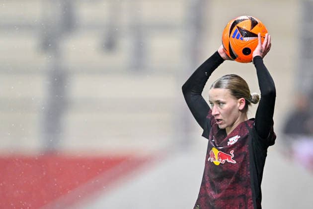 Marlene Mueller (RB Leipzig, 27) beim Einwurf, Einzelbild, Aktion, Action, 25.01.2026, München (Deutschland), Fussball, Google Pixel Frauen-Bundesliga, FC Bayern München - RB Leipzig, DFB DFL REGULATIONS PROHIBIT ANY USE OF PHOTOGRAPHS AS IMAGE SEQUENCES AND OR QUASI-VIDEO.