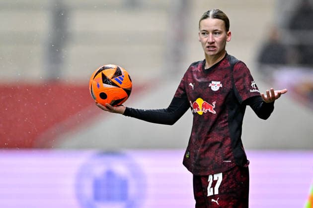 Marlene Mueller (RB Leipzig, 27) beim Einwurf, ratrlos, Einzelbild, Aktion, Action, 25.01.2026, München (Deutschland), Fussball, Google Pixel Frauen-Bundesliga, FC Bayern München - RB Leipzig, DFB DFL REGULATIONS PROHIBIT ANY USE OF PHOTOGRAPHS AS IMAGE SEQUENCES AND OR QUASI-VIDEO.