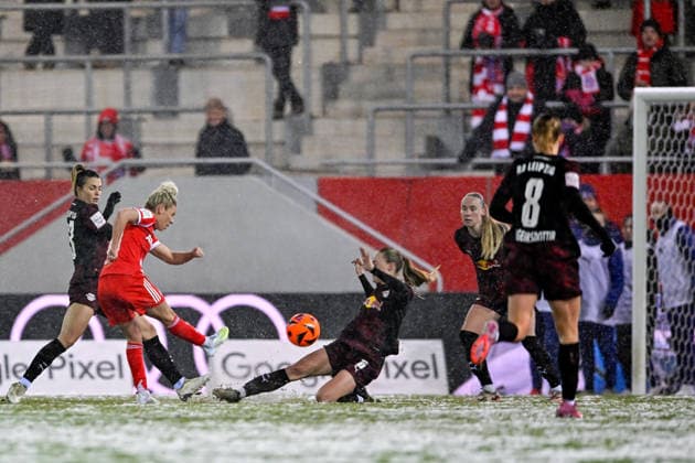 v.li.: Sandra Starke (RB Leipzig, 13) Linda DALLMANN (FC Bayern Muenchen, FCB, 10) zieht ab, mit Torschjuss, Lou-Ann Joly (RB Leipzig, 6) Marlene Mueller (RB Leipzig, 27) Emilia Kiaer Asgeirsdottir (RB Leipzig, 8), 25.01.2026, München (Deutschland), Fussball, Google Pixel Frauen-Bundesliga, FC Bayern München - RB Leipzig, DFB DFL REGULATIONS PROHIBIT ANY USE OF PHOTOGRAPHS AS IMAGE SEQUENCES AND OR QUASI-VIDEO.