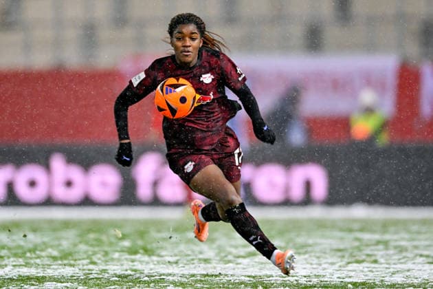 Delics Boboy (RB Leipzig, 17) am Ball, Freisteller, Einzelbild, Aktion, Action, 25.01.2026, München (Deutschland), Fussball, Google Pixel Frauen-Bundesliga, FC Bayern München - RB Leipzig, DFB DFL REGULATIONS PROHIBIT ANY USE OF PHOTOGRAPHS AS IMAGE SEQUENCES AND OR QUASI-VIDEO.