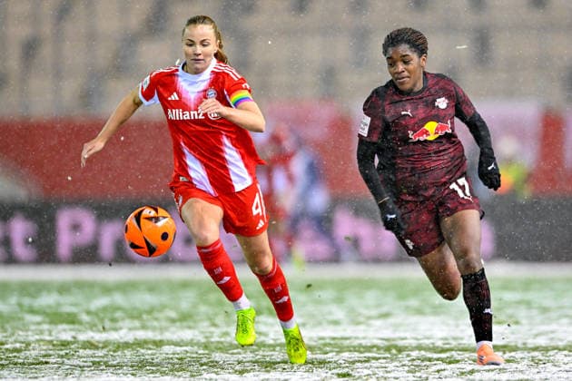 v.li.: Glodis Perla VIGGOSDOTTIR (FC Bayern Muenchen , 4) Delics Boboy (RB Leipzig, 17) im Zweikampf, Duell, duel, tackle, Dynamik, Action, Aktion, 25.01.2026, München (Deutschland), Fussball, Google Pixel Frauen-Bundesliga, FC Bayern München - RB Leipzig, DFB DFL REGULATIONS PROHIBIT ANY USE OF PHOTOGRAPHS AS IMAGE SEQUENCES AND OR QUASI-VIDEO.
