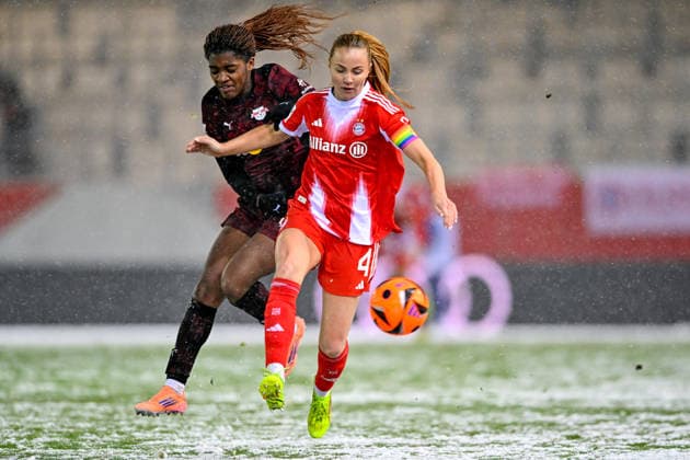 v.li.: Delics Boboy (RB Leipzig, 17) Glodis Perla VIGGOSDOTTIR (FC Bayern Muenchen , 4) im Zweikampf, Duell, duel, tackle, Dynamik, Action, Aktion, 25.01.2026, München (Deutschland), Fussball, Google Pixel Frauen-Bundesliga, FC Bayern München - RB Leipzig, DFB DFL REGULATIONS PROHIBIT ANY USE OF PHOTOGRAPHS AS IMAGE SEQUENCES AND OR QUASI-VIDEO.