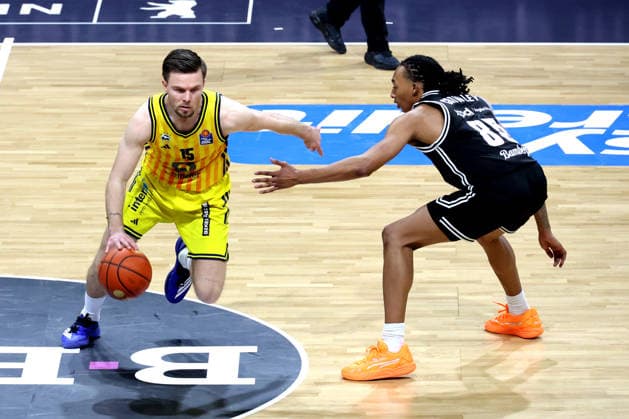 DEU, easyCredit BBL, ALBA vs. BMA365 Bamberg Baskets, 25.01.2026, Max-Schmeling-Halle, Berlin, DEU, easyCredit BBL, ALBA vs. BMA365 Bamberg Baskets, im Bild Martin Hermannsson (ALBA Berlin 15), Austin Crowley (Bamberg 85)