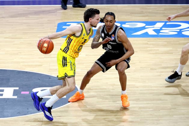 DEU, easyCredit BBL, ALBA vs. BMA365 Bamberg Baskets, 25.01.2026, Max-Schmeling-Halle, Berlin, DEU, easyCredit BBL, ALBA vs. BMA365 Bamberg Baskets, im Bild Martin Hermannsson (ALBA Berlin 15), Austin Crowley (Bamberg 85)