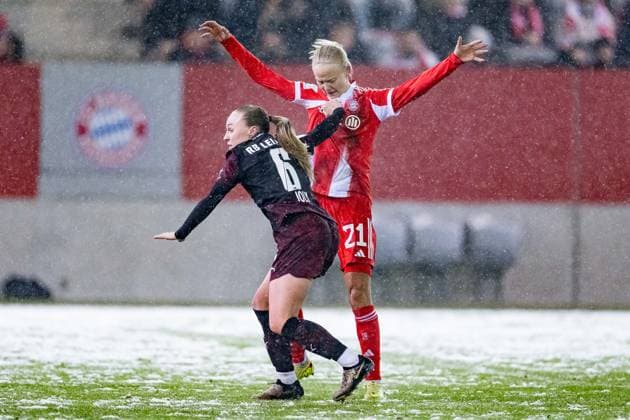 Lou-Ann Joly (RB Leipzig, 6) mit einem Trikottest bei Pernille Harder (FC Bayern Muenchen Frauen, 21) GER, FC Bayern Muenchen Frauen vs. RB Leipzig, Fussball, Google Pixel Frauen-Bundesliga, 15. Spieltag, Saison 2025 2026, 25.01.2026. (DFL DFB REGULATIONS PROHIBIT ANY USE OF PHOTOGRAPHS as IMAGE SEQUENCES and or QUASI-VIDEO). GER, FC Bayern Muenchen Frauen vs. RB Leipzig, Fussball, Google Pixel Frauen-Bundesliga, 15. Spieltag, Saison 2025 2026, 25.01.2026. Muenchen Copyright: xEibner-Pressefoto HeikexFeinerx EP_HFR