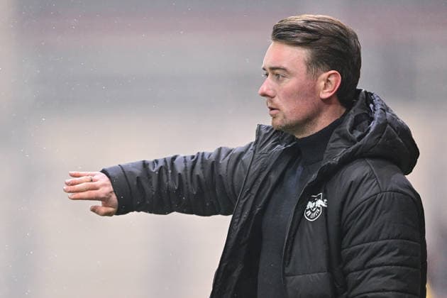 Cheftrainer Jonas Stephan (RB Leipzig) gibt Anweisungen, gestikuliert, mit den Armen gestikulieren, gives instructions, gesticulate, Einzelbild, Aktion, Action, 25.01.2026, München (Deutschland), Fussball, Google Pixel Frauen-Bundesliga, FC Bayern München - RB Leipzig, DFB DFL REGULATIONS PROHIBIT ANY USE OF PHOTOGRAPHS AS IMAGE SEQUENCES AND OR QUASI-VIDEO.