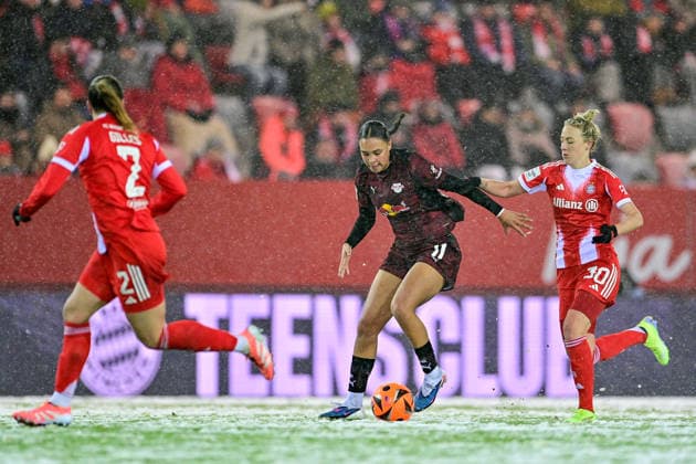 v.li.: Vanessa GILLES (FC Bayern Muenchen, FCB, 2) Lisa Baum (RB Leipzig, 11) Carolin SIMON (FC Bayern Muenchen, FCB, 30) im Zweikampf, Duell, duel, tackle, Dynamik, Action, Aktion, 25.01.2026, München (Deutschland), Fussball, Google Pixel Frauen-Bundesliga, FC Bayern München - RB Leipzig, DFB DFL REGULATIONS PROHIBIT ANY USE OF PHOTOGRAPHS AS IMAGE SEQUENCES AND OR QUASI-VIDEO.