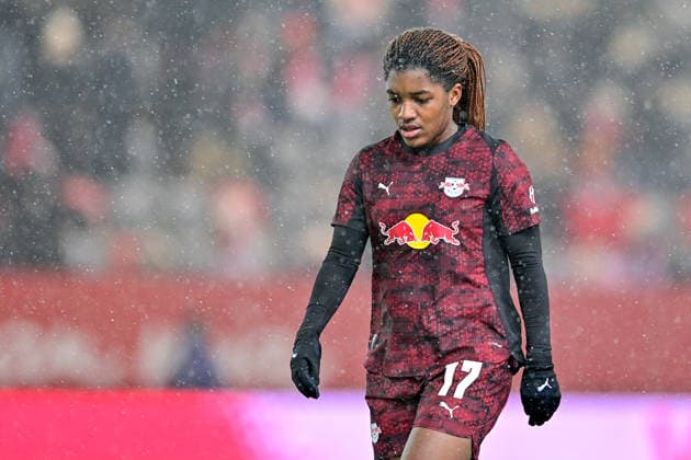 Delics Boboy (RB Leipzig, 17) geht zur Halbzeitpause enttaeuscht in die Kabine, enttaeuscht schauend, Enttaeuschung, Frustration, disappointed, pessimistisch, Einzelbild, Aktion, Action, 25.01.2026, München (Deutschland), Fussball, Google Pixel Frauen-Bundesliga, FC Bayern München - RB Leipzig, DFB DFL REGULATIONS PROHIBIT ANY USE OF PHOTOGRAPHS AS IMAGE SEQUENCES AND OR QUASI-VIDEO.