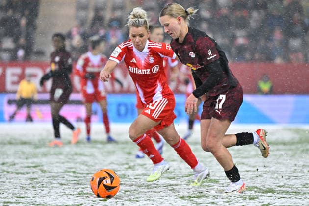 v.li.: Linda DALLMANN (FC Bayern Muenchen, FCB, 10) Marlene Mueller (RB Leipzig, 27) im Zweikampf, Duell, duel, tackle, Dynamik, Action, Aktion, 25.01.2026, München (Deutschland), Fussball, Google Pixel Frauen-Bundesliga, FC Bayern München - RB Leipzig, DFB DFL REGULATIONS PROHIBIT ANY USE OF PHOTOGRAPHS AS IMAGE SEQUENCES AND OR QUASI-VIDEO.