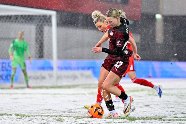 v.li.: Linda DALLMANN (FC Bayern Muenchen, FCB, 10) Marlene Mueller (RB Leipzig, 27) im Zweikampf, Duell, duel, tackle, Dynamik, Action, Aktion, 25.01.2026, München (Deutschland), Fussball, Google Pixel Frauen-Bundesliga, FC Bayern München - RB Leipzig, DFB DFL REGULATIONS PROHIBIT ANY USE OF PHOTOGRAPHS AS IMAGE SEQUENCES AND OR QUASI-VIDEO.