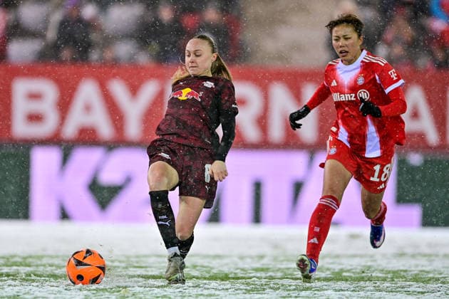 v.li.: Lou-Ann Joly (RB Leipzig, 6) Momoko TANAKINAWA (FC Bayern Muenchen, FCB, 18) im Zweikampf, Duell, duel, tackle, Dynamik, Action, Aktion, 25.01.2026, München (Deutschland), Fussball, Google Pixel Frauen-Bundesliga, FC Bayern München - RB Leipzig, DFB DFL REGULATIONS PROHIBIT ANY USE OF PHOTOGRAPHS AS IMAGE SEQUENCES AND OR QUASI-VIDEO.