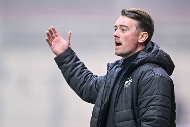Cheftrainer Jonas Stephan (RB Leipzig) gibt Anweisungen, gestikuliert, mit den Armen gestikulieren, gives instructions, gesticulate, Einzelbild, Aktion, Action, 25.01.2026, München (Deutschland), Fussball, Google Pixel Frauen-Bundesliga, FC Bayern München - RB Leipzig, DFB DFL REGULATIONS PROHIBIT ANY USE OF PHOTOGRAPHS AS IMAGE SEQUENCES AND OR QUASI-VIDEO.