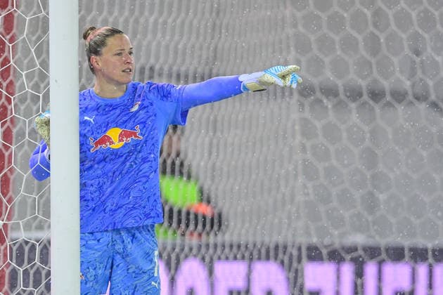 Elvira Herzog (Torwart, RB Leipzig, 1) gibt Anweisungen, gestikuliert, mit den Armen gestikulieren, gives instructions, gesticulate, Einzelbild, Aktion, Action, 25.01.2026, München (Deutschland), Fussball, Google Pixel Frauen-Bundesliga, FC Bayern München - RB Leipzig, DFB DFL REGULATIONS PROHIBIT ANY USE OF PHOTOGRAPHS AS IMAGE SEQUENCES AND OR QUASI-VIDEO.
